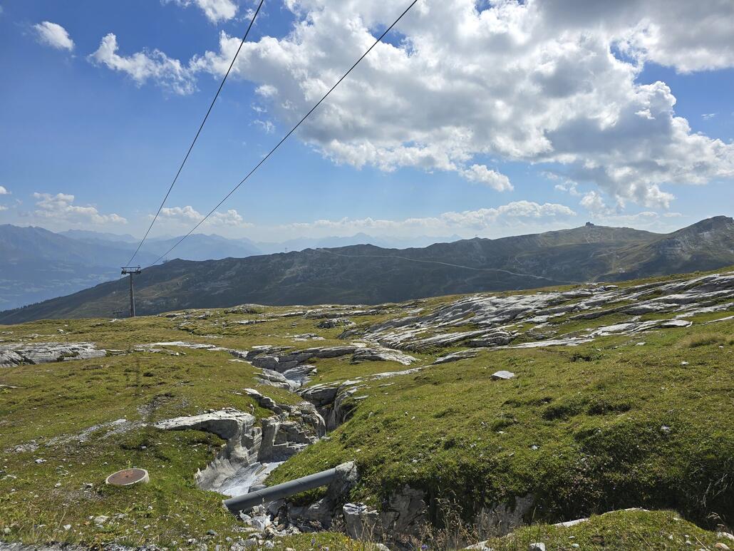 Querung der La-Siala Bahn, mit Crap Sogn Gion und Crap Masegn im Hintergrund.