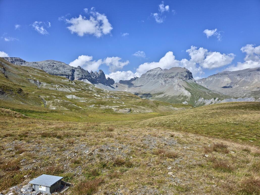 Wenig unterhalb der Bergstation sind die Tschingelhörner das erste Mal zu sehen.