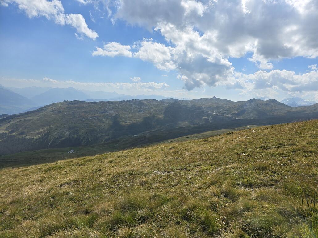 Ein letzter Blick rüber zum Bergrücken zwischen Crap Sogn Gion und Crap Masegn, bevor ich zum Grauberg abfahre.