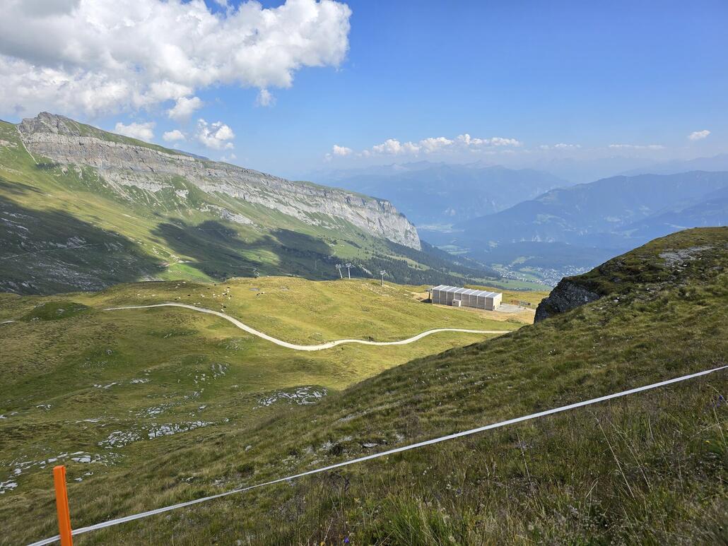 Etwas unterhalb liegt die Bergstation Nagens Sura des Flem Express.
