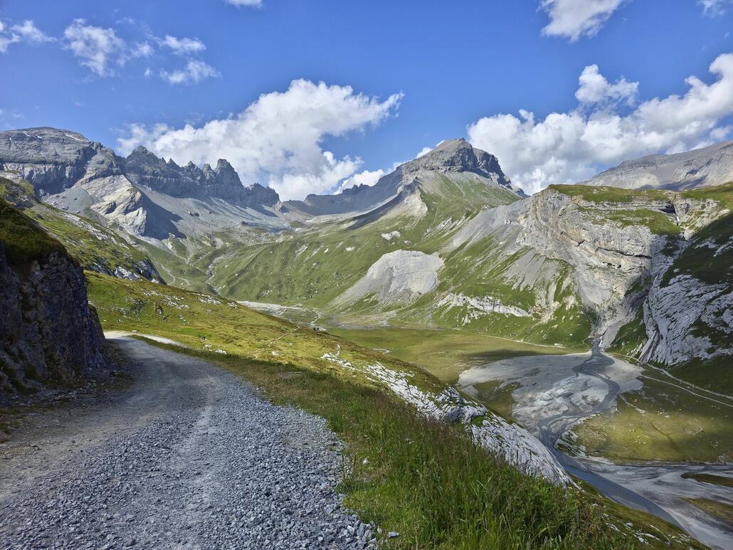 Ausblick vom Grauberg zu den Tschingelhörner. Im Sommer ist das doch nochmals eindrücklicher als im Winter.