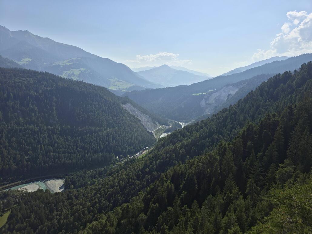 Ausblick von der Plattform "Il Spir" hoch in Richtung Survelva.