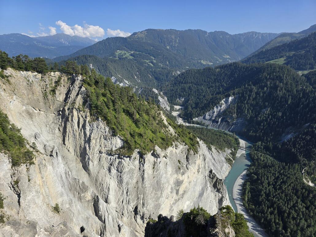 Blick runter in die beeindruckende Rheinschlucht.
