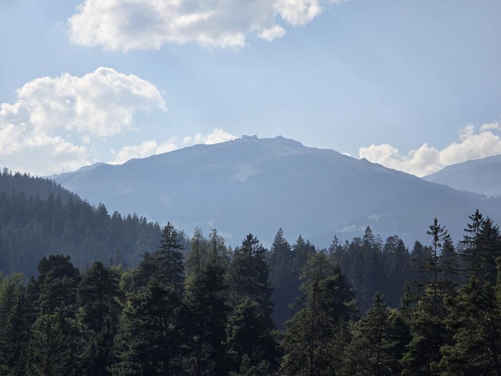 Auch der Crap Sogn Gion ist von hier zu sehen.