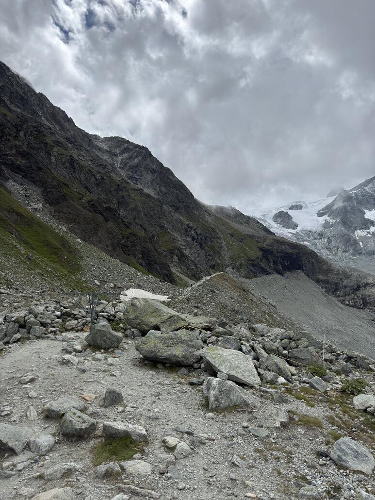 Der Weg führt auf eine Moräne
