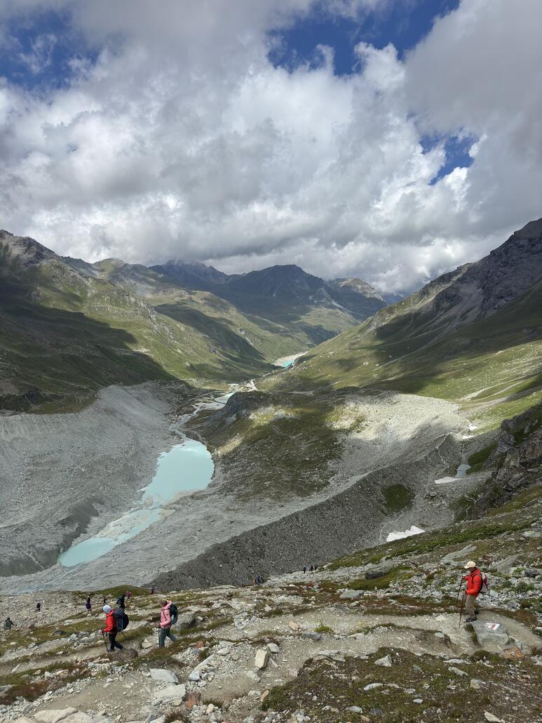Blick zuück. Die Gewässer sind Namenlos, der Lac Châteaupré mit dm Parkplatz sieht man knapp. Ganz hinten der Moiry Stausee