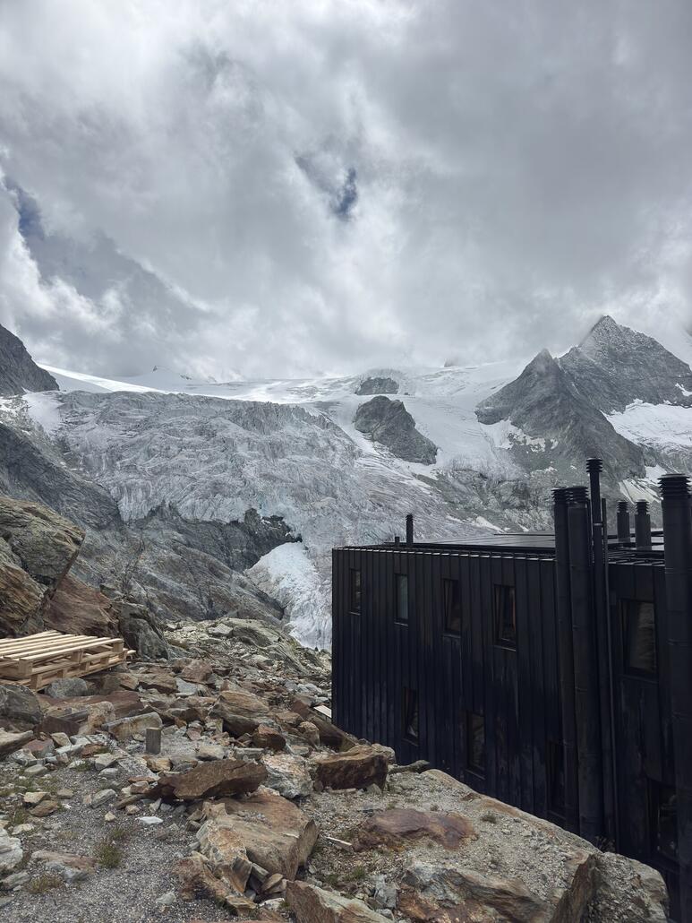 Dahinter befindet sich ein moderner Anbau