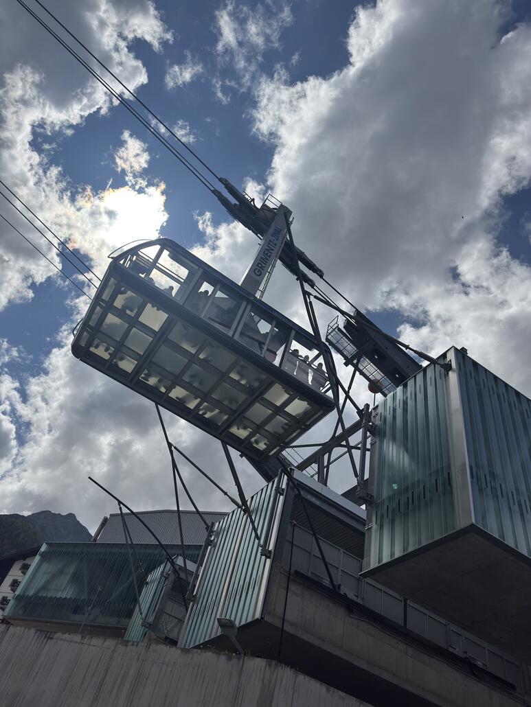 Dann fährt er mich nach Grimentz wo wir kurz die Alpine-Top Bahn anschauen.