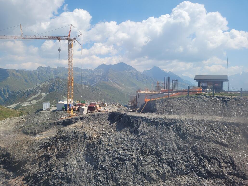 Bergstation Savoleyeres aus der Gondel heraus.