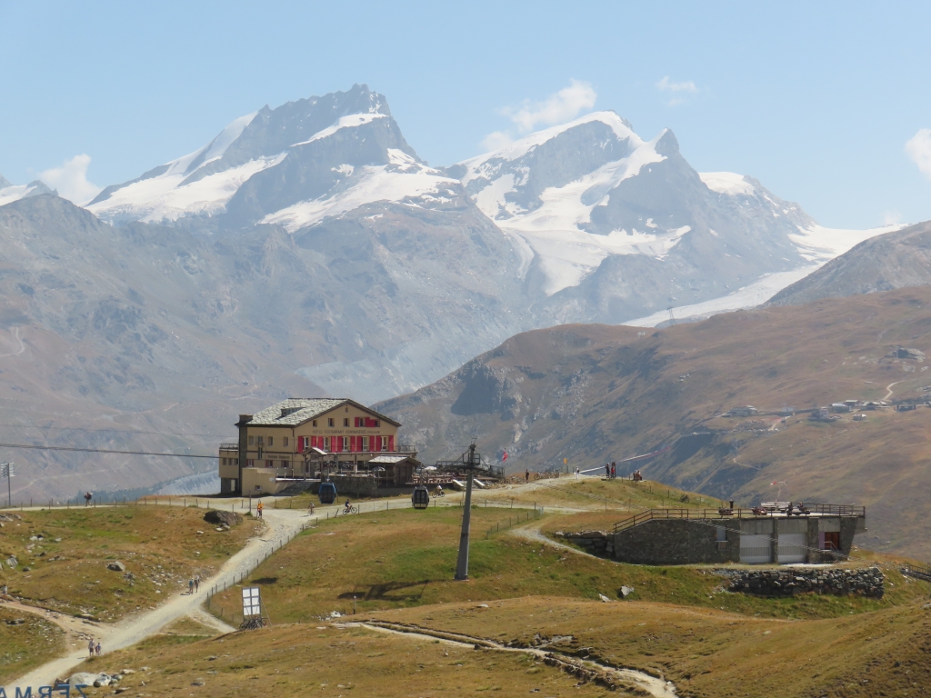 Matterhorn-Express in der Nähe der Station Schwarzsee, dahinter Rimpfischhorn und Strahlhorn