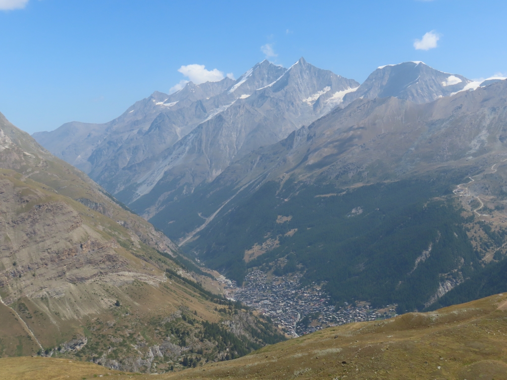 Blick auf Zermatt. dahinter die Mischabelgruppe mit Dom und Täschhorn