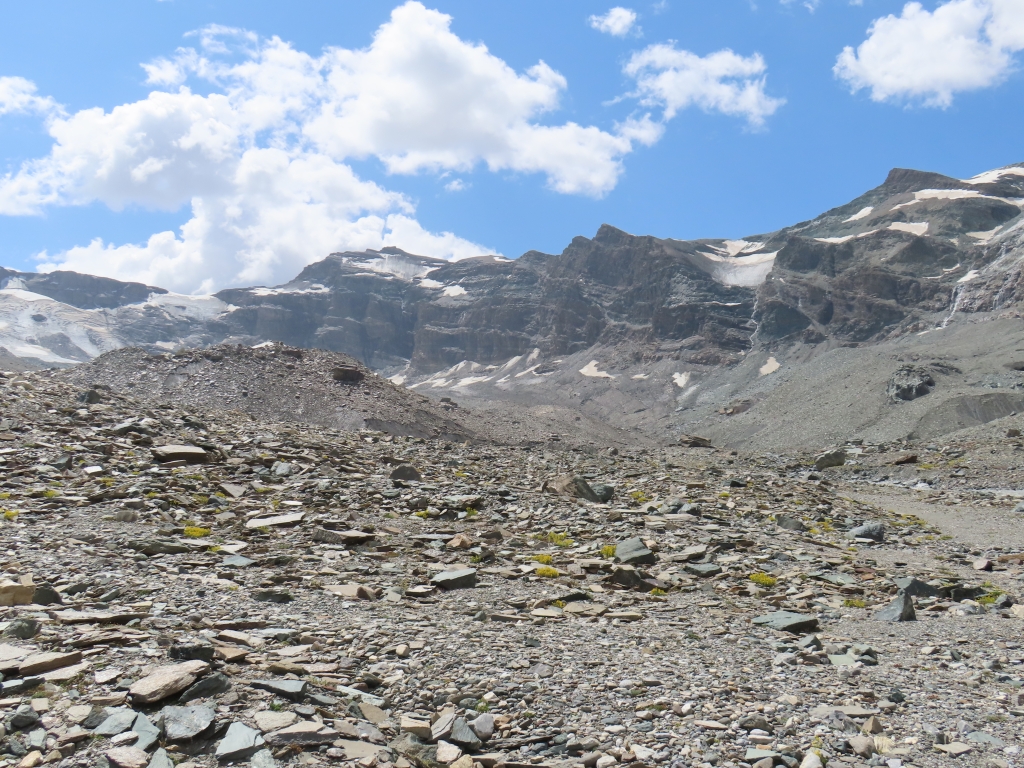 In der Nähe der Gletscherzunge des Furgggletschers, der im unteren Teil komplett mit Schutt bedeckt ist. Diese Schuttbedeckung isoliert den Gletscher und verlangsamt den Abschmelzprozess. Die Wirkung ist ähnlich wie bei der Abdeckung von Schneedepots mit Holzschnitzel. Ähnliches kann man in den Ostalpen auch beim Suldenferner beobachten.