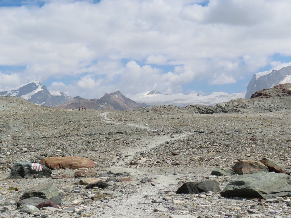 Weg Richtung Trockener Steg, dahinter das Nährgebiet des Gornergletschers