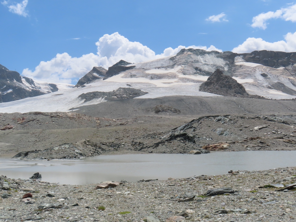 Theodulgletscher und einer der zahlreichen Seen in diesem Gebiet