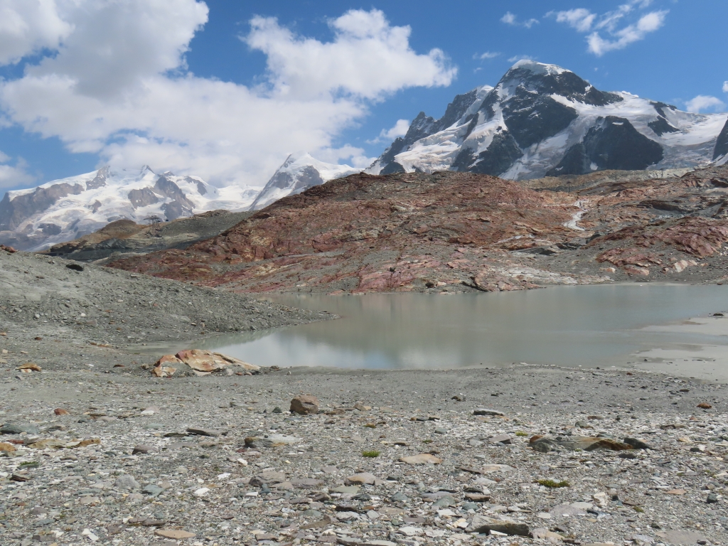 Der nächste Bergsee, dahinter die Bergkette vom Monte Rosa bis zum Breithorn
