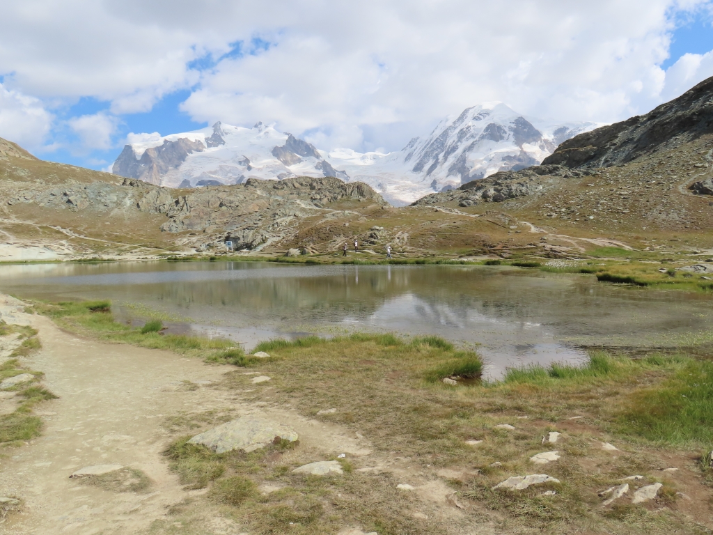 Der Riffelsee ist vor allem bekannt für das ikonische Bildmotiv mit dem See und dem Matterhorn dahinter. Diese Perspektive ist am späteren Nachmittag nicht mehr lohnend lohnend, da die Ostseite des Matterhorns inzwischen komplett im Schatten ist. Die Perspektive mit dem Riffelsee und Monte Rosa sowie Liskamm dahinter gibt aber auch einiges her.