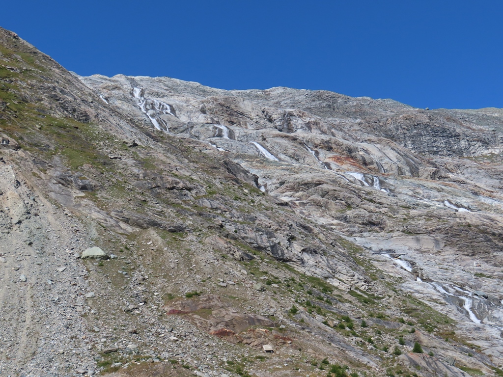 Bäche in dem Bereich, aus dem sich der Allalilngletscher zurückgezogen hat.