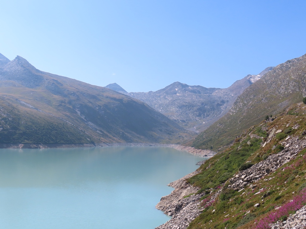 Blick über den Stausee Mattmark Richtung Monte-Moro-Pass (der linke Einschnitt)