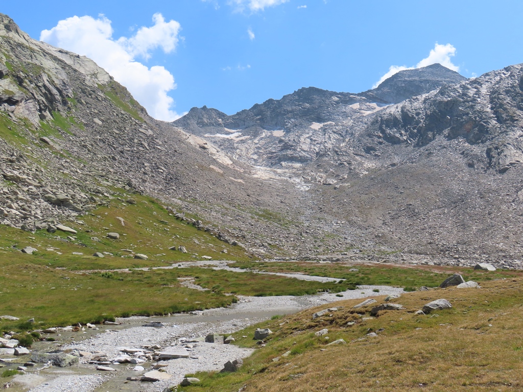 Gelände zwischen See und Pass. Der Weg führt allerdings rechts außerhalb des Bildes weiter.