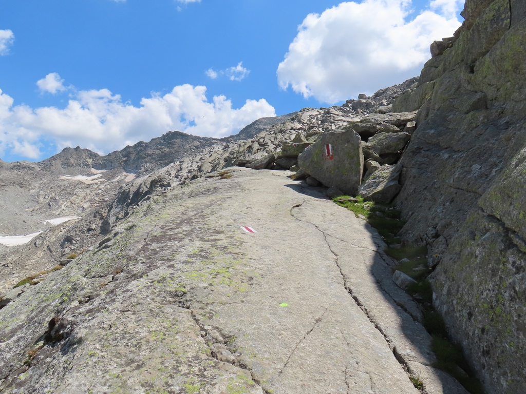 Gut markierter Weg durch felsiges Gelände