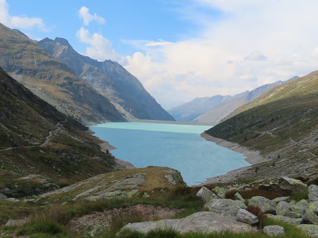 Kurz vor Erreichen des Stausees. Allmählich muss ich mich entscheiden, ob ich auf der linken Seite zurückgehe oder auf der rechten Seite. Ich entschied mich für die rechte Seite, da ich über die linke Seite hergekommen bin.