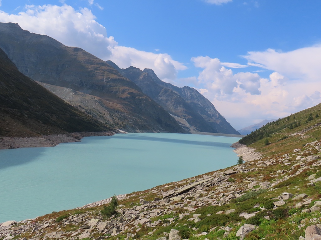Blick über den Stausse. Wenn man genau hinschaut, sieht man ein künstliches Gebäude. Ich dachte zunächst an eine Seilbahnstation