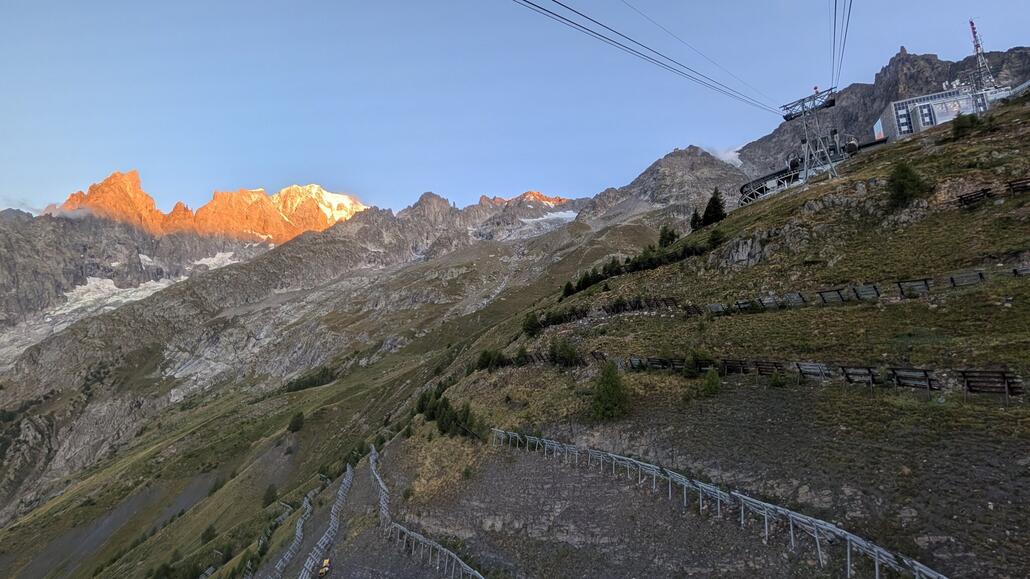 Mittelstation mit Sonnenaufgang