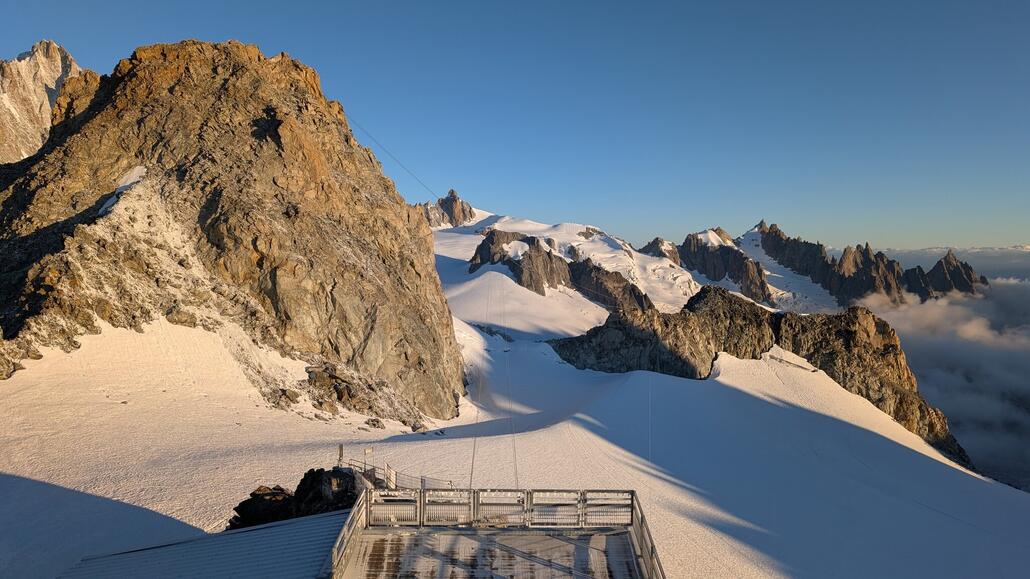 Blick zur noch geschlossenen Panorama Seilbahn um kurz nach 7:00