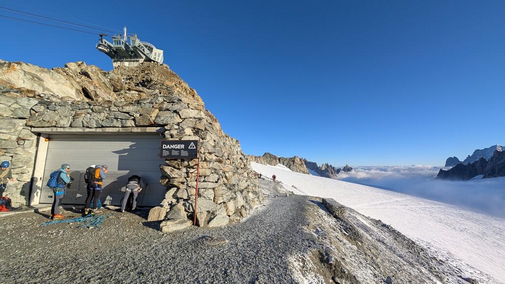 Mit einem Aufzug geht is im Berg runter zur Berghütte