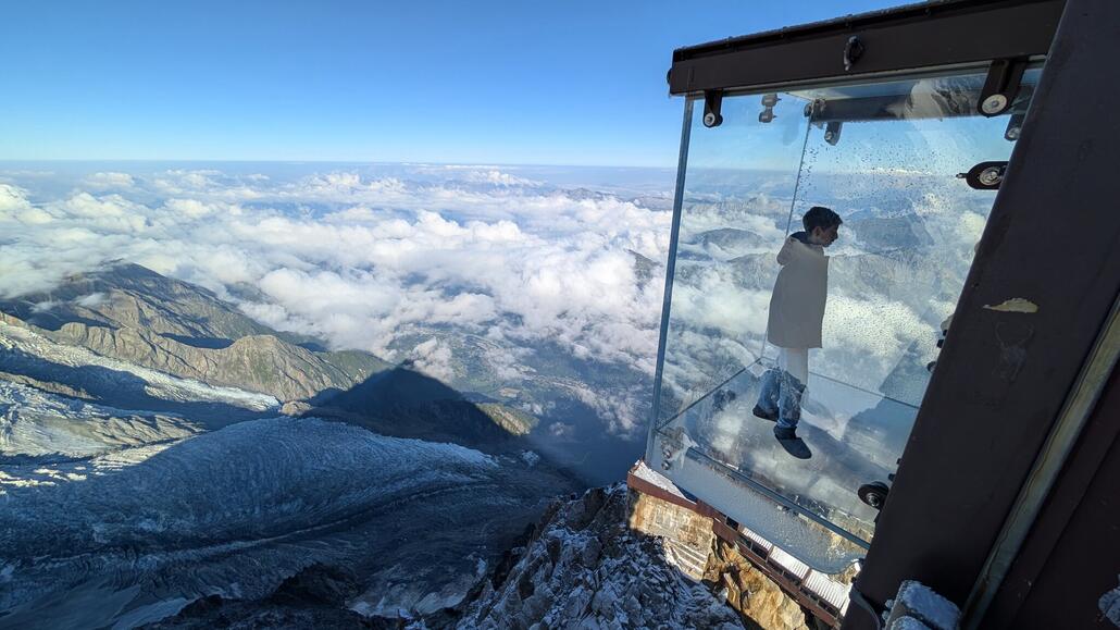 Dafür ist aber jetzt schon die Schlange 30 Minuten, da reicht es mir den Glaskasten von außen zu sehen.