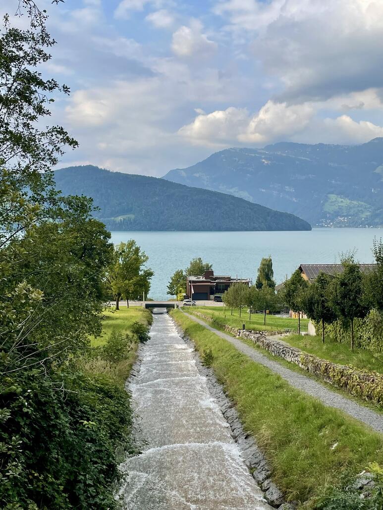 Durchs Dorf geht’s hoch auf den oberen Weg zurück nach Buochs. Vorbei an der Klewenbahn über den Träschlibach.