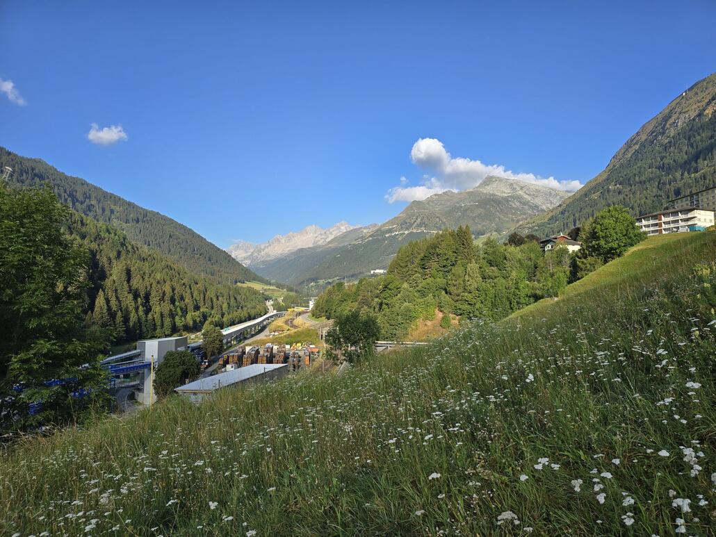 Wenig ausserhalb von Airolo. Blick zurück Richtung Dorf mit der Baustelle für die zweite Gotthard-Röhre.