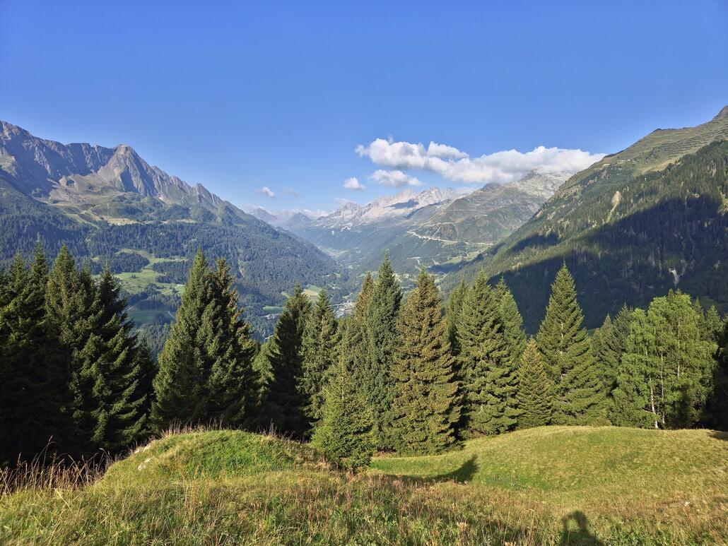 Weiter oben ergeben sich dann immer wieder Ausblicke ins Tal nach Airolo