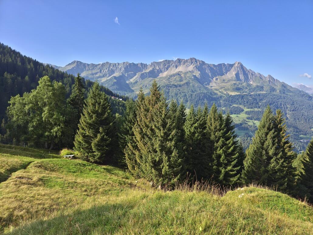 Sowie auf die andere Talseite, wo sich das Skigebiet von Airolo befindet.