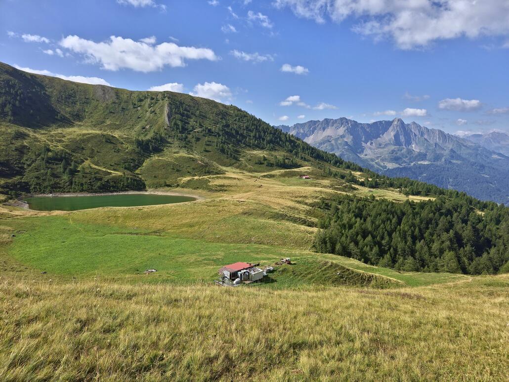 Blick zurück zur Alpe di Lago mit Laghetto dell'Alpe