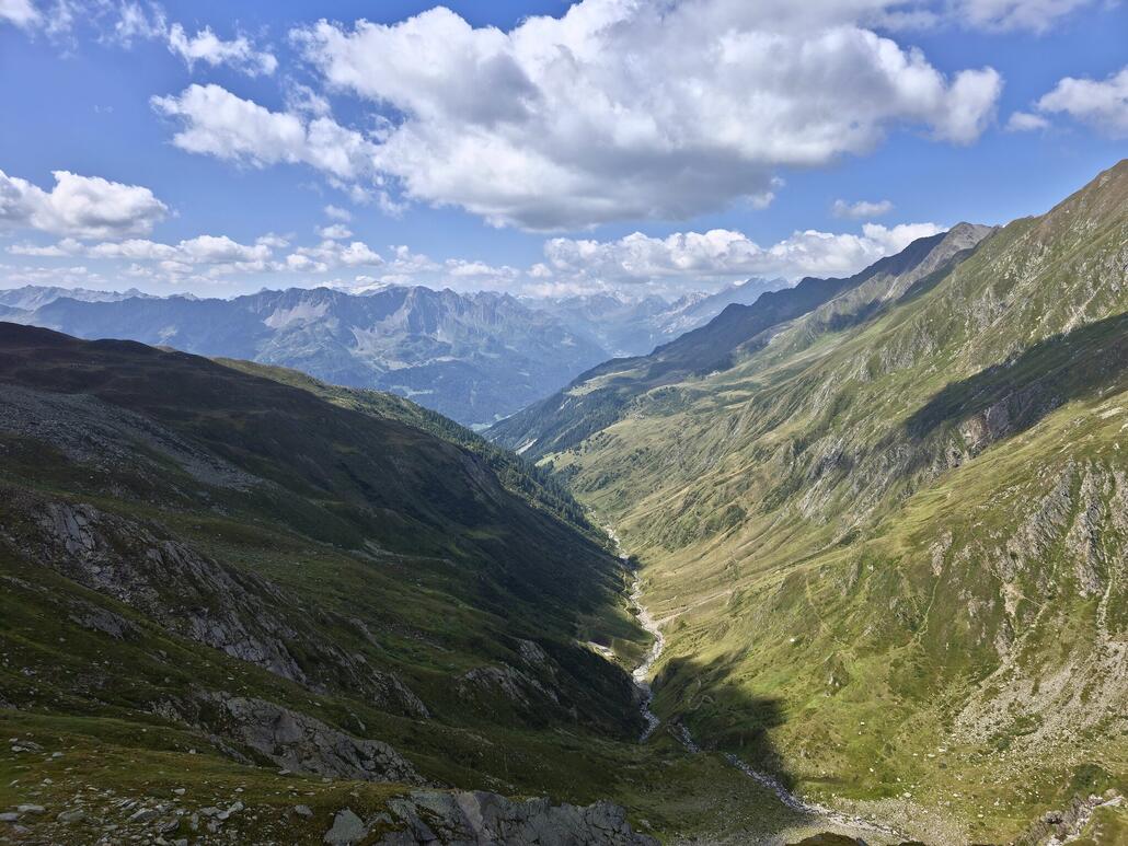 Bereits ein gutes Stück weiter oben. Blick zurück durchs Val Canaria in Richtung Airolo