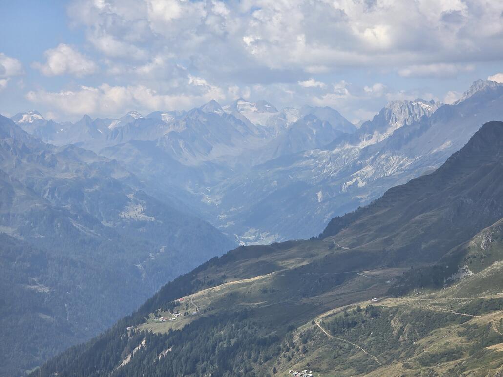 In der Ferne ist das Blinnenhorn im Goms zu sehen.