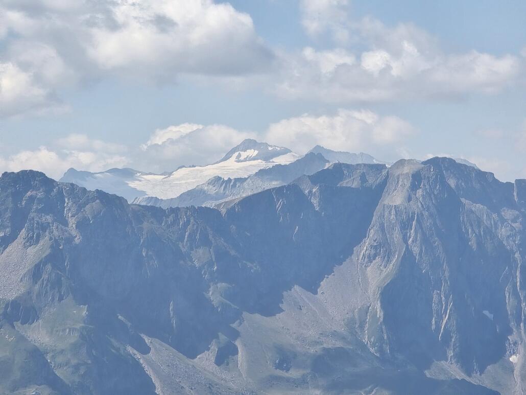 Auch der Basodino im Val Bavona an der Grenze zu Italien ist von hier zu sehen.