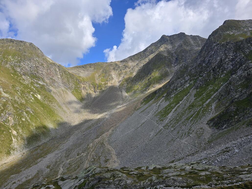 Blick hoch zum Passo Borengo.