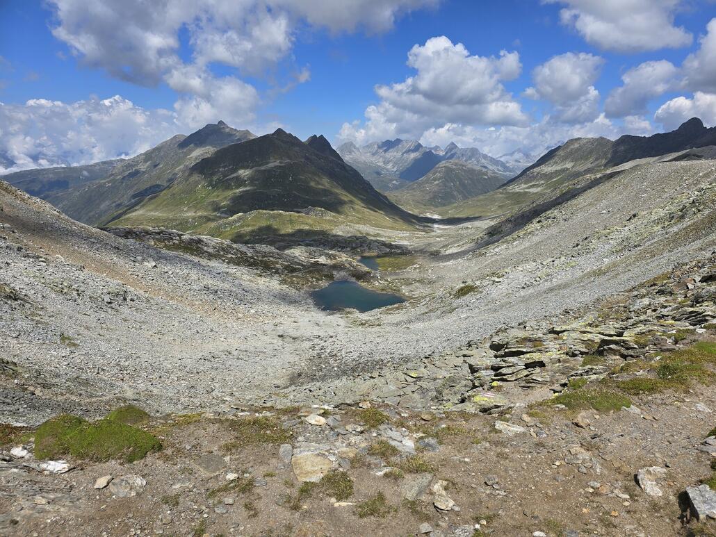 Angekommen auf dem Pass, öffnet sich der Blick auf die Bündner Seide ins Val Maighels.