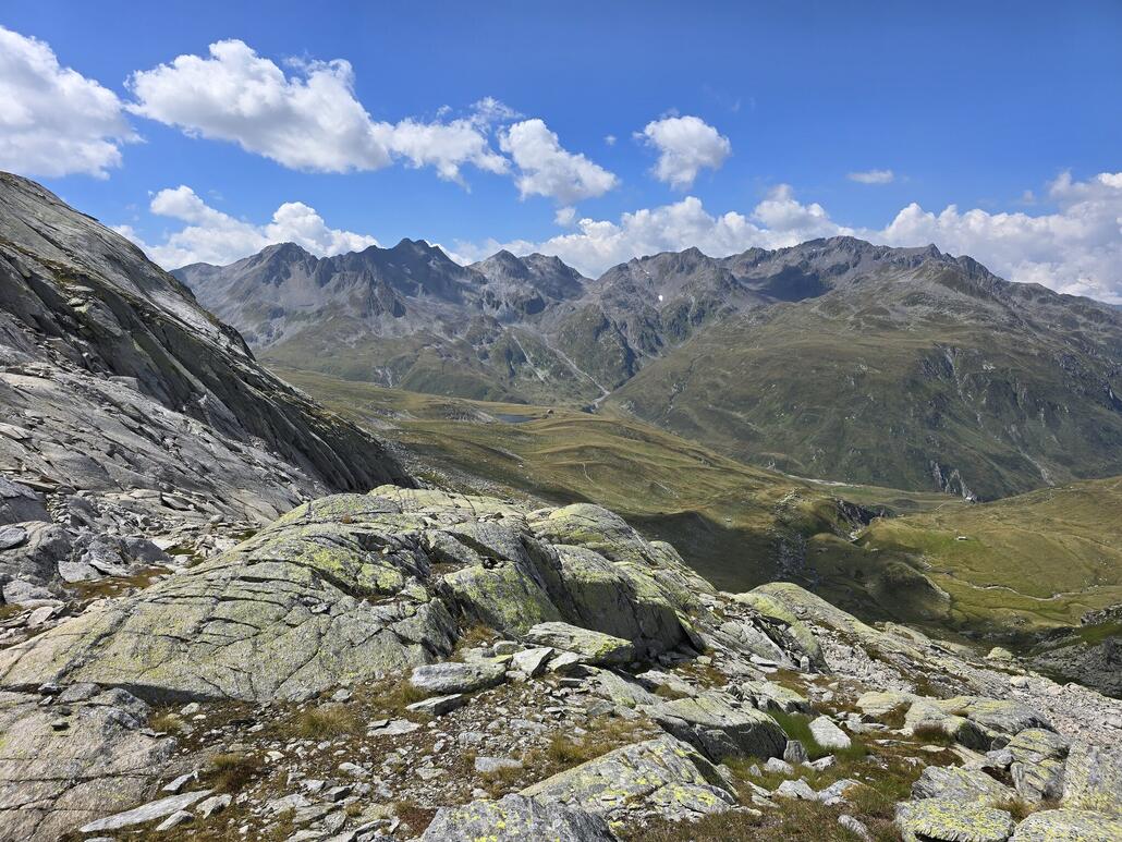 Blick ins Unteralp-Tal. Darüber thront der Gemsstock. Die Seilbahnstation kann ich jedoch nicht erkennen.