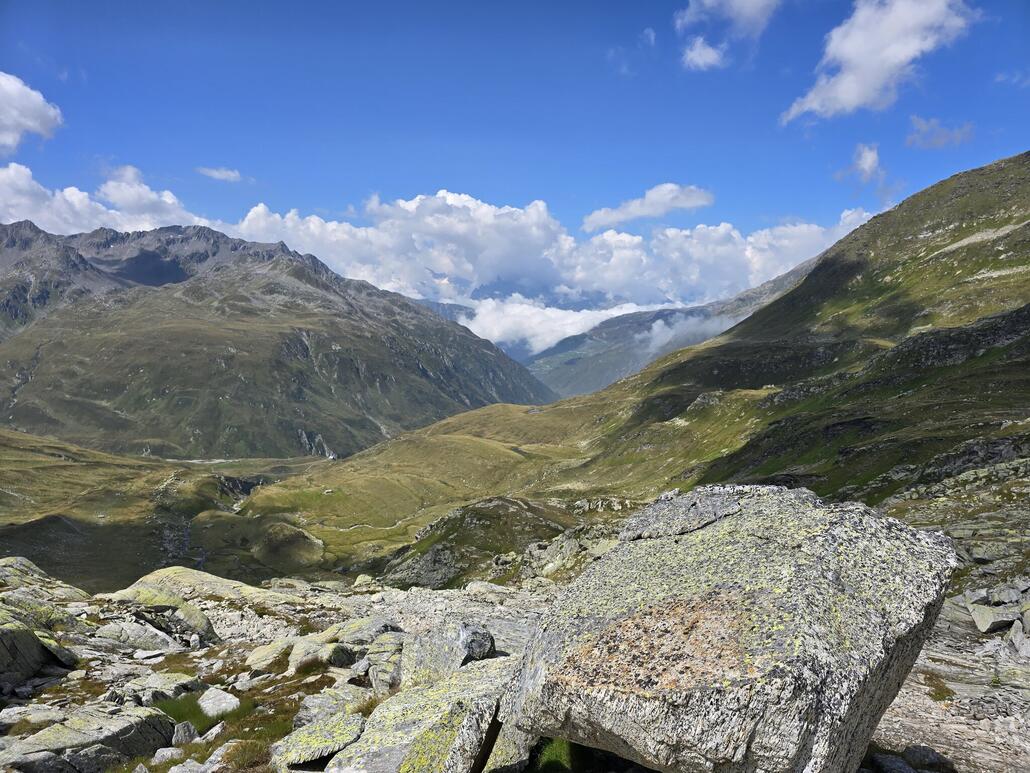Blick in Richtung Andermatt. Während hier bei uns bestes Wetter herrscht, werden die Wolken ab Andermatt deutlich dichter und hängen teilweise tief in den Bergtälern. Es war also die absolut richtige Entscheidung in Richtung Süden zu fahren.