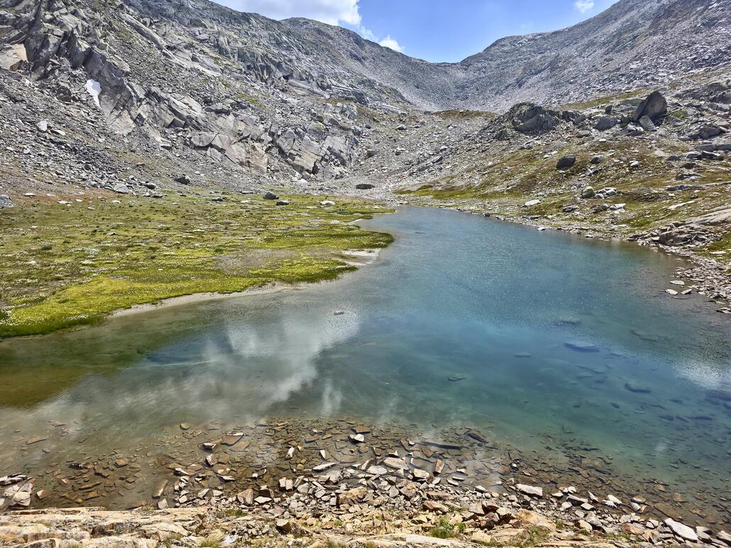 Nochmals ein See. Wir sind wir ab der landschaftlichen Schönheit des Val Maighels richtiggehend begeistert. Im Hintergrund ist der Passo Borengo zu sehen, wo wir hergekommen sind.