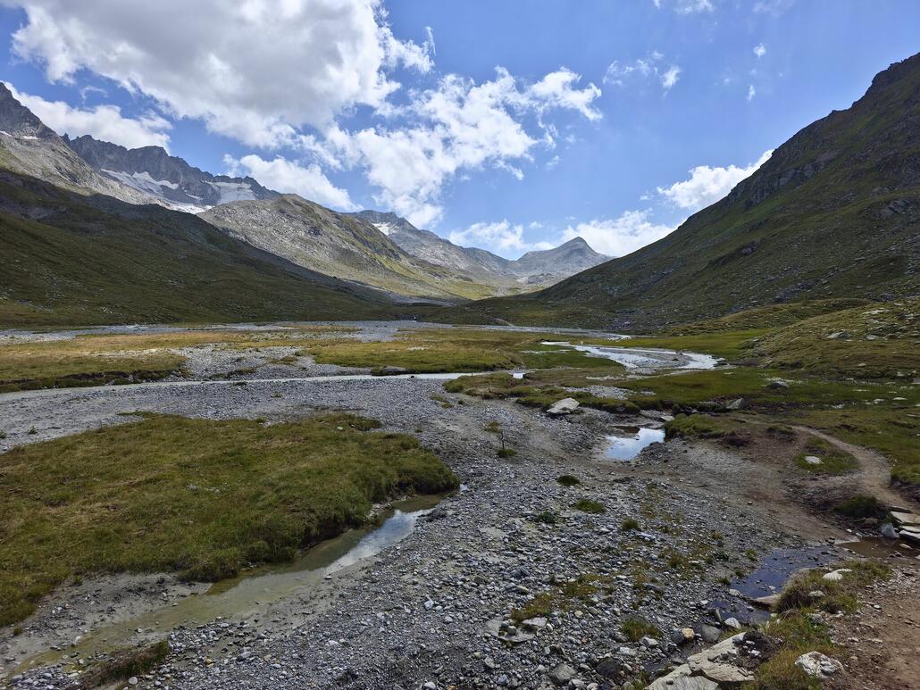 Blick zurück. Im Hintergrund sind die Überreste des Maighels-Gletschers zu sehen.
