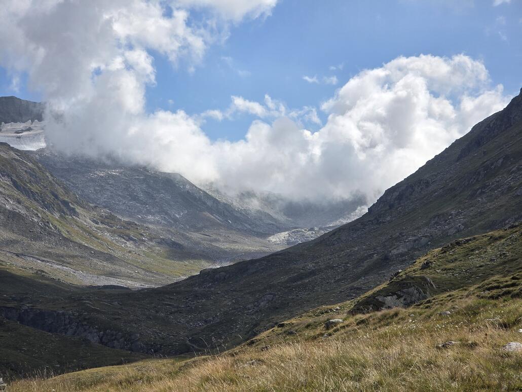 Das Wetter meint es heute gut mit uns. Als wir in etwa auf Höhe der Maighels-Hütte sind, ziehen tiefe Wolcken in den oberen Teil des Tals und zum Passo Borengo. Als wir dort oben waren herrschten hingegen noch beste Wetterverhältnisse.