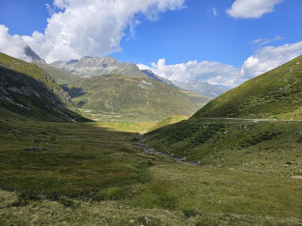 Bald darauf kommt die Oberalp-Passstrasse sowie der darüberliegende Calmut in Sicht.