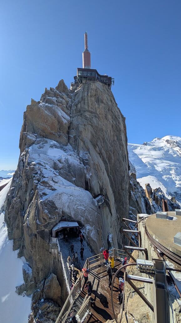 Mont Blanc und davor Aiguille du Midi
