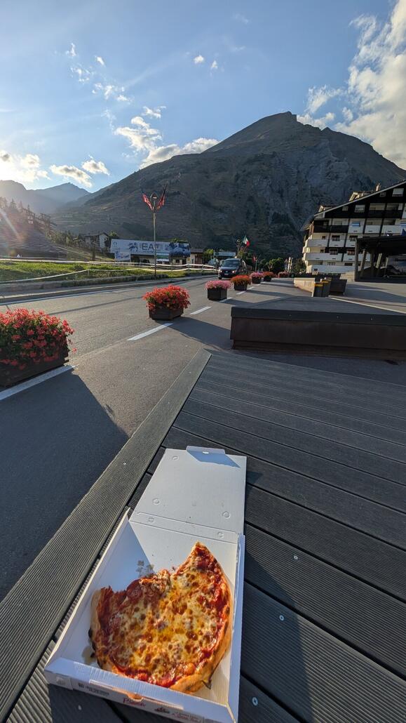Weiter geht es in Richtung Kleinem St-Bernard Pass über La Thuile, wo ich die Durchfahrt durch Italien für eine Pizza nutze