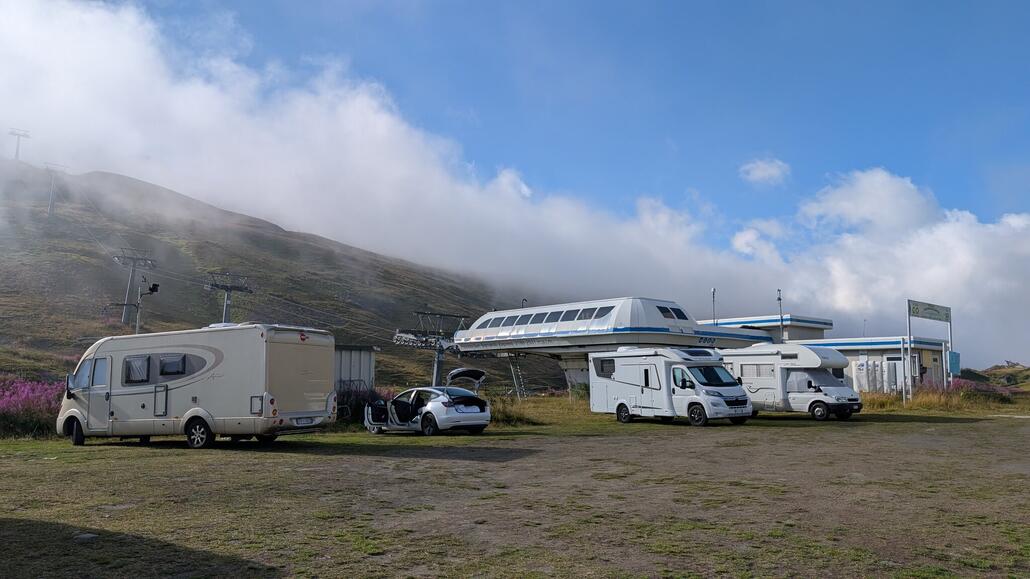 Perfekter "Campingplatz" an der Talstation des St-Bernard Express vom Skigebiet La Thuile