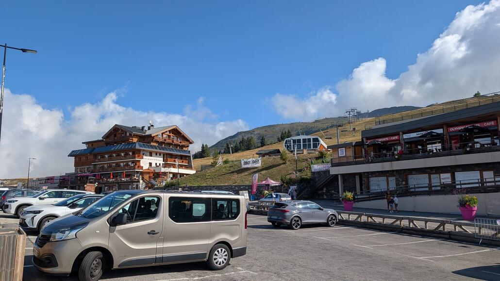 Skigebiet La Rosiere wieder in Frankreich, im Winter verbunden mit dem Skigebiet La Thuile. Dort war ich letzten Winter Skifahren: https://alpinfans.com/viewtopic.php?p=32256#p32256